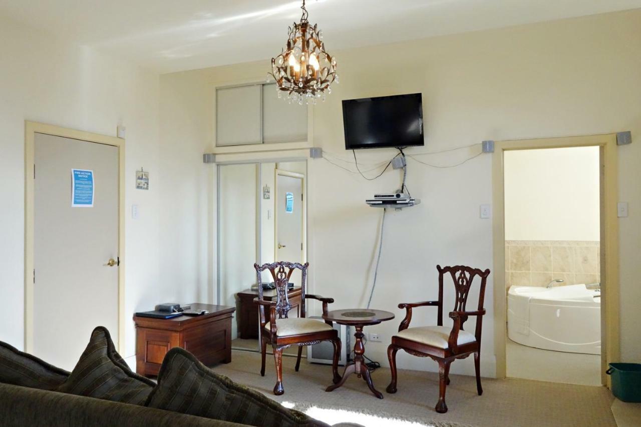 Manor Views Nz Hotel Huntly Exterior photo
