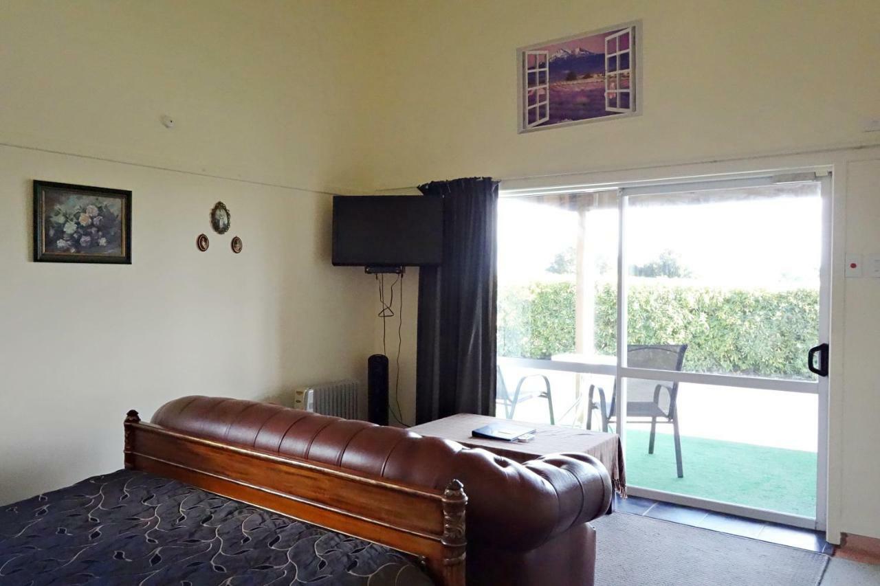 Manor Views Nz Hotel Huntly Exterior photo